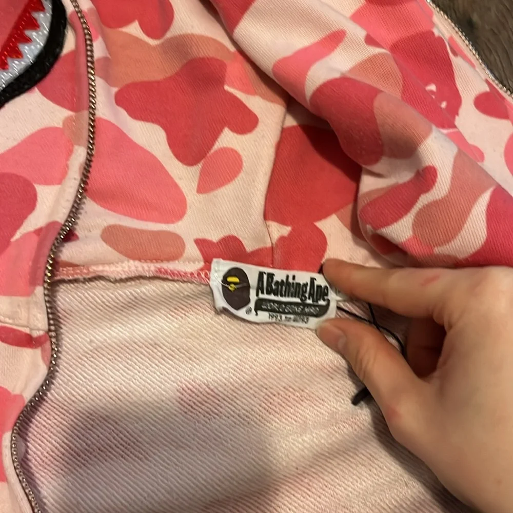 REAL PINK BAPE HOODIE size small, well worn, little bit of pilling, overall ok - Picture 3 of 5